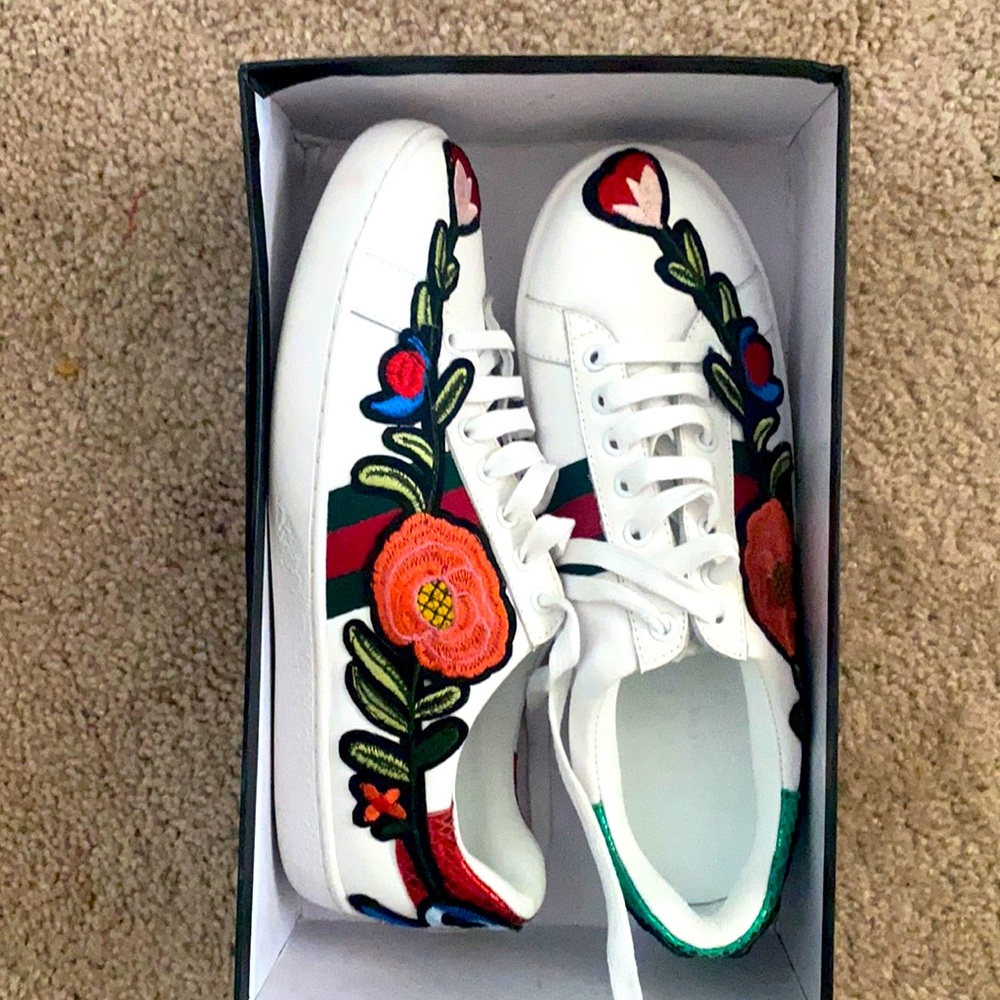 Gucci sneakers size EURO 40 in USA that is equivalent to a 7.5 shoe size.